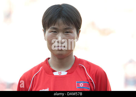 Nordkoreanische professionelle Un Sim Ra während die deutsche Nationalhymne vor internationalen Frauenfußball match Deutschland gegen Nordkorea in Ingolstadt, Deutschland, 21. Mai 2011. Deutschland gewann mit 2: 0. Foto: Andreas Gebert Stockfoto