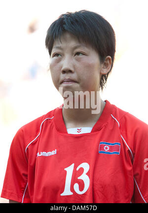 Nordkoreanische professionelle UN-Ju Kim während die deutsche Nationalhymne vor internationalen Frauenfußball match Deutschland gegen Nordkorea in Ingolstadt, Deutschland, 21. Mai 2011. Deutschland gewann mit 2: 0. Foto: Andreas Gebert Stockfoto