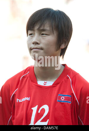 Nordkoreanische professionelle Myong Hwa Jon während die deutsche Nationalhymne vor internationalen Frauenfußball match Deutschland gegen Nordkorea in Ingolstadt, Deutschland, 21. Mai 2011. Deutschland gewann mit 2: 0. Foto: Andreas Gebert Stockfoto