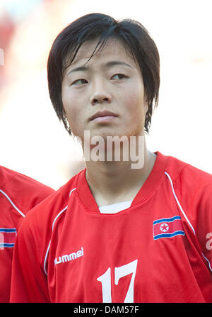 Nordkoreanische professionelle Un Hyang Ri, während die deutsche Nationalhymne vor internationalen Frauenfußball match Deutschland gegen Nordkorea in Ingolstadt, Deutschland, 21. Mai 2011. Deutschland gewann mit 2: 0. Foto: Andreas Gebert Stockfoto