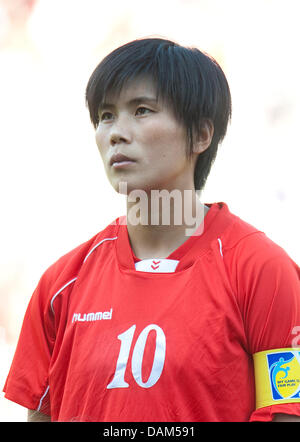 Nordkoreanische professionelle Yun Mi Jo während die deutsche Nationalhymne vor internationalen Frauenfußball match Deutschland gegen Nordkorea in Ingolstadt, Deutschland, 21. Mai 2011. Deutschland gewann mit 2: 0. Foto: Andreas Gebert Stockfoto