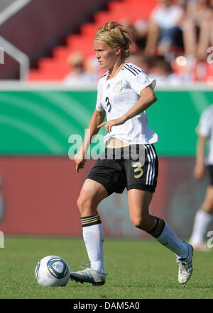Deutsche professionelle Saskia Bartusia steuert den Ball an der Frauen internationale Fußballspiel Deutschland gegen Nordkorea in Ingolstadt, Deutschland, 21. Mai 2011. Deutschland gewann mit 2: 0. Foto: Andreas Gebert Dpa/lby Stockfoto