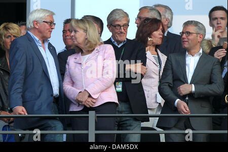 Fußball DFB-Pokalfinale: MSV Duisburg - FC Schalke 04:00 Samstag (21.05.2011) Im Olympiastadion in Berlin. Ehrentribüne (l-R): SPD-Fraktionsvorsitzender Frank-Walter Steinmeier, sterben Nordrhein-Westfälische Ministerpräsidentin Hannelore Kraft (SPD) Und Bundesumweltminister Norbert Röttgen (CDU). Foto: Jens Wolf dpa Stockfoto