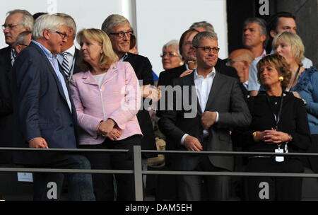 Fußball DFB-Pokalfinale: MSV Duisburg - FC Schalke 04:00 Samstag (21.05.2011) Im Olympiastadion in Berlin. Ehrentribüne (l-R): SPD-Fraktionsvorsitzender Frank-Walter Steinmeier, sterben Nordrhein-Westfälische Ministerpräsidentin Hannelore Kraft (SPD) Und Bundesumweltminister Norbert Röttgen (CDU). Foto: Maurizio Gambarini dpa Stockfoto