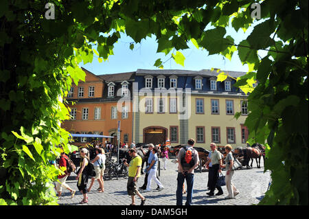 Touristen überqueren Frauenplan vor dem Goethe-Nationalmuseum und Goethes Haus in Weimar, Deutschland, 19. Mai 2011 abgebildet. Die Tourismusindustrie Thüringen erwartet gute Umsätze im Sommer.   Foto: Martin Schutt Stockfoto