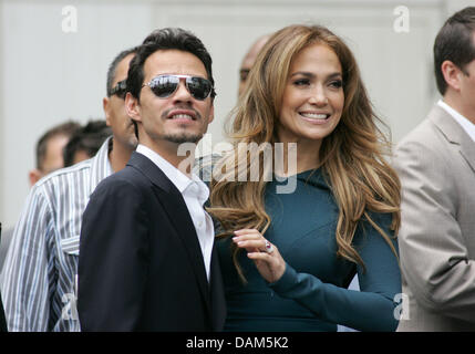 Musikern Jennifer Lopez und Marc Anthony besuchen die Zeremonie zu Ehren von TV-Produzent, Simon Fuller mit einem neuen Stern auf dem Hollywood Walk of Fame in Los Angeles, USA, am 23. 2011 Mai. Foto: Hubert Boesl Stockfoto