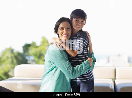 Mutter und Sohn umarmt im freien Stockfoto