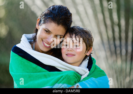 Mutter und Sohn in Handtuch gewickelt Stockfoto