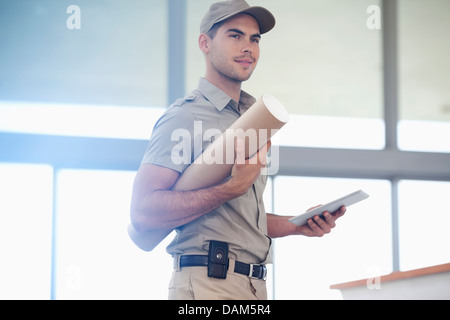 Jungen tragen Lieferumfang Stockfoto