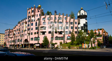 Das Hundertwasserhaus "Grüne Zitadelle" ("Grüne Zitadelle") steht an der Breiter Weg in Magdeburg, Deutschland, 23. Mai 2011. Es war das letzte große Bauvorhaben vom österreichischen Künstler Friedensreich Hundertwasser (1928-2000). Das Gebäude umfasst ein Hotel, 55 Mietwohnungen, Büros, Läden, eine Hundertwasser-Ausstellung und einer Kinder-Kindertagesstätte. Foto: Jens Wolf Stockfoto