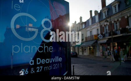 Ein Plakat Frontfrau bin Dienstagabend (24.05.2011) in Deauville, Frankreich, Auf Den G8-wurde Hin. In Dem bin Ort beschäftigte Ärmelkanal Semesters am 26. Und 27. Mai 2011 der Diesjährige G8-wurde Statt. Foto: Peer Grimm dpa Stockfoto