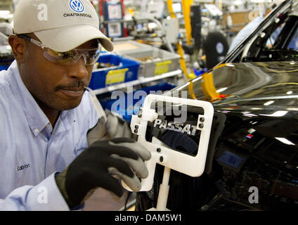 (Handout) Ein Volkswagen-Mitarbeiter Befestigt bin Quantenelektrodynamik (24.05.2011) Im Neuen Volkswagen-Werk Im U.S.-Amerikanischen Chattanooga, Tennessee, Nach der Offiziellen Eröffnung des Werks Ein Passat-Logo ein Einem Luftfahrzeug. VW hat Lange Zeit Versucht, Die U.S.-Amerikaner Für Wagen aus Deutscher Oder Mexikanischer Produktion Zu Begeistern. Doch Das Scheiterte Letztlich. Mit Dem Neuen U.S.-wir Stockfoto