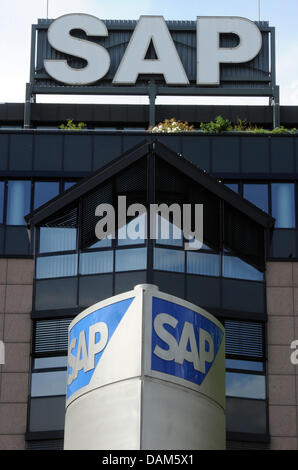 Das Logo des Software-Unternehmens SAP ist am Hauptsitz des Unternehmens in Walldorf, Deutschland, 24. Mai 2011 abgebildet. In der SAP Arena in Mannheim am 25. Mai 2011 findet eine Hauptversammlung statt. Foto: Uli Deck Stockfoto