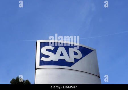 Das Logo des Software-Unternehmens SAP ist am Hauptsitz des Unternehmens in Walldorf, Deutschland, 24. Mai 2011 abgebildet. In der SAP Arena in Mannheim am 25. Mai 2011 findet eine Hauptversammlung statt. Foto: Uli Deck Stockfoto