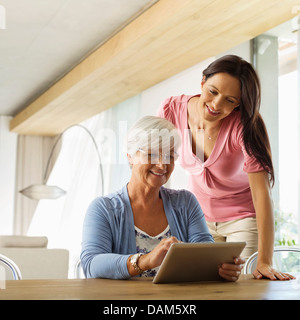 Mutter und Tochter mit Tablet-PC Stockfoto