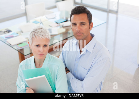 Geschäftsleuten stehen zusammen im Büro Stockfoto