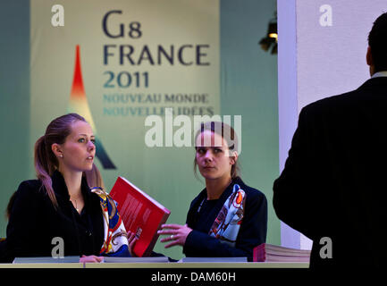 Hostessen arrangieren Informationsbroschüren für den G8-Gipfel in Deauville, Frankreich, 25. Mai 2011. Der G8-Gipfel findet am 26. und 27. Mai 2011 in Deauville. Foto: PEER GRIMMM Stockfoto