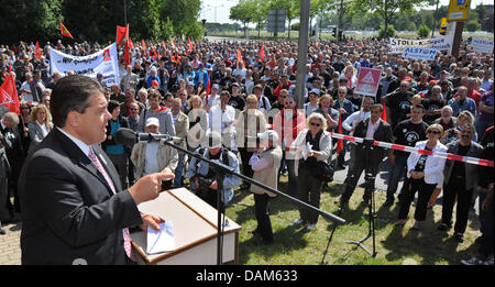 Vorsitzender der Sozialdemokratischen Partei (SPD), Sigmar Gabriel, spricht auf einer Protestkundgebung in Salzgitter, Deutschland, 25. Mai 2011. Mehrere tausend Mitarbeiter der Unternehmen in Salzgitter begann Protestaktionen gegen die Sparpläne der französischen Eisenbahn Technologie Hersteller Alstom. Foto: Julian Stratenschulte Stockfoto