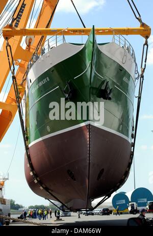 25. Mai 2011 ist das Segelschiff "Alexander von Humboldt II" Stich ins Wasser am Kai Brenn Und Verformtechnik BVT in Bremen, Deutschland. Das Schiff wird wird in der Weser mit zwei Kränen gehoben. Es wird am 3. Oktober auf Jungfernfahrt durch die Nordsee gehen. Foto: Maurizio Gambarini Stockfoto