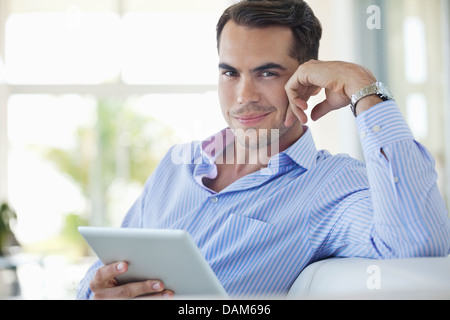 Geschäftsmann mit Tablet-PC auf sofa Stockfoto