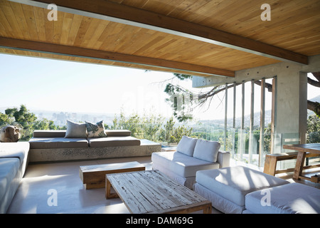 Sofas und Tischen auf modernen Veranda Stockfoto