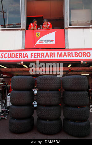 Mechanik der Ferrari schauen aus dem Fenster der Teamgarage der F1-Rennstrecke von Monte Carlo, Monaco, 25. Mai 2011. Der Grand Prix wird am 29 Mai stattfinden. Foto: Jens Büttner Stockfoto