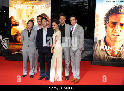 Schauspieler Ken Jeong (USA, L-R), Regisseur Todd Phillips, Justin Bartha, Schauspieler Schauspielerin Jamie Chung und Schauspieler Bradley Cooper und Ed Helms kommen an die Europa-Premiere der Komödie "Hangover 2" in Berlin, Deutschland, 25. Mai 2011. In "Hangover 2", Phil, Stu Alan und Doug Reisen nach Thailand, Stu es Hochzeit zu feiern und läuft nichts nach Plan. Der Film ist im deutschen Cin vorgelegt. Stockfoto