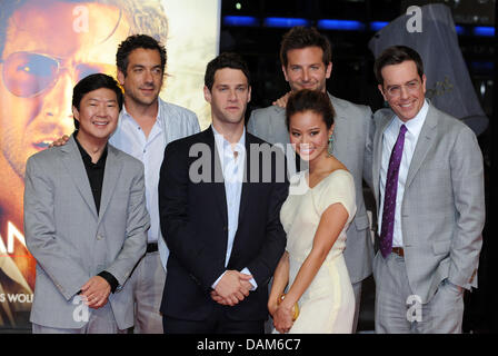 Schauspieler Ken Jeong (USA, L-R), Regisseur Todd Phillips, Justin Bartha, Schauspieler Schauspielerin Jamie Chung und Schauspieler Bradley Cooper und Ed Helms kommen an die Europa-Premiere der Komödie "Hangover 2" in Berlin, Deutschland, 25. Mai 2011. In "Hangover 2", Phil, Stu Alan und Doug Reisen nach Thailand, Stu es Hochzeit zu feiern und läuft nichts nach Plan. Der Film ist im deutschen Cin vorgelegt. Stockfoto