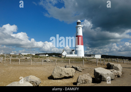 Portland Bill Leuchtturm sitzen unter einigen stürmischen suchen Himmel Dorset England uk Stockfoto