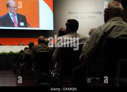 Vorstandsvorsitzender der Salzgitter AG, Heinz Jörg Fuhrmann, spricht auf der Hauptversammlung des Unternehmens in der City Hall in Braunschweig, Deutschland, 26. Mai 2011. Die zweitgrößte deutsche Stahlarbeiter Salzgitter geliefert eine Prognose für das laufende Jahr. Foto: Julian Stratenschulte Stockfoto