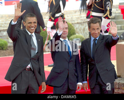 French President Nicolas Sarkozy (R), der amerikanische Präsident Barack Obama (L) und russische Präsident Dmitry Medvedev Welle am Anfang zum G8-Gipfel in Deauville, Deutschland, 26. Mai 2011. Der G8-Gipfel findet zwischen dem 26. und 27. Mai 2011. Foto: PEER GRIMM Stockfoto