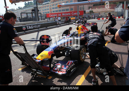 Deutsche Formel1-Fahrer Sebastian Vettel von Red Bull Racing übt einen Boxenstopp während des ersten Trainings auf dem Stadtkurs von Monte Carlo, Monaco, 26. Mai 2011. Am 29 Mai findet die Formel 1 Grand Prix von Monaco statt. Foto: Jens Buettner dpa Stockfoto