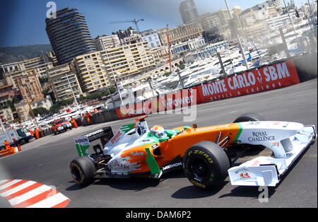 Deutsche Formel1-Fahrer Adrian Sutil von Force India steuert sein Auto durch die Hafen-Schikane während des ersten Trainings auf dem Stadtkurs von Monte Carlo, Monaco, 26. Mai 2011. Am 29 Mai findet die Formel 1 Grand Prix von Monaco statt. Foto: Jens Buettner dpa Stockfoto