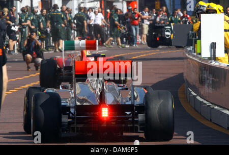 Britische Formel1-Fahrer Jenson Button McLaren Mercedes (vorne) steuert sein Auto durch die Boxengasse während des ersten Trainings auf dem Stadtkurs von Monte Carlo, Monaco, 26. Mai 2011. Am 29 Mai findet die Formel 1 Grand Prix von Monaco statt. Foto: Jens Buettner dpa Stockfoto
