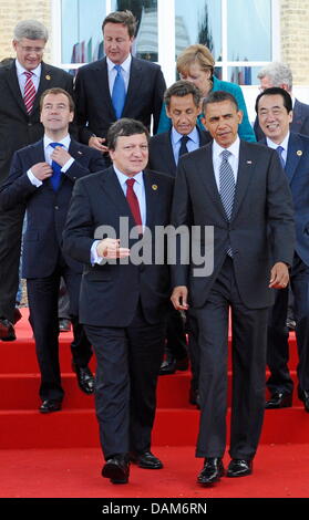 Präsident der Europäischen Kommission José Manuel Barroso (Front L), US-Präsident Barack Obama (vorne R), der kanadische Premierminister Stephen Harper (zurück von L), russischen Präsidenten Dmitry Medvedev, der britische Premierminister David Cameron, japanische Premierminister Naoto Kan, der französische Präsident Nicolas Sarkozy und Bundeskanzlerin Angela Merkel zu Fuß auf der ersten Sitzung nach einer Stockfoto