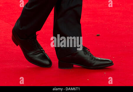 Tragen von Schuhen mit besonders hohen Absätzen, der französische Präsident Nicolas Sarkozy wartet auf die Gäste während der G8-Gipfel in Deauville, Frankreich, 26. Mai 2011. Der diesjährige G8-Gipfel statt findet in der französischen Ortschaft auf der English Channel am 26. und 27. Mai 2011. Foto: PEER GRIMM Stockfoto