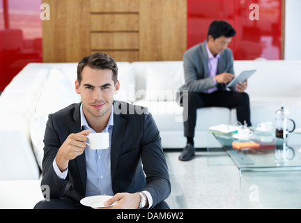 Geschäftsmann, Tasse Kaffee im Büro Stockfoto