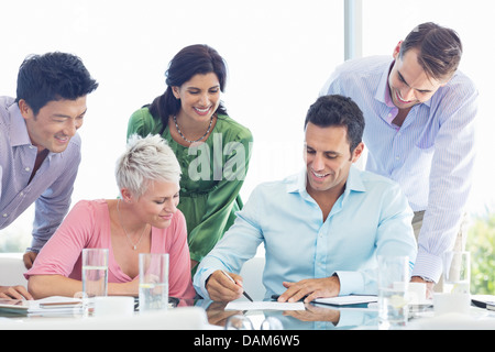 Business-Leute reden in treffen Stockfoto