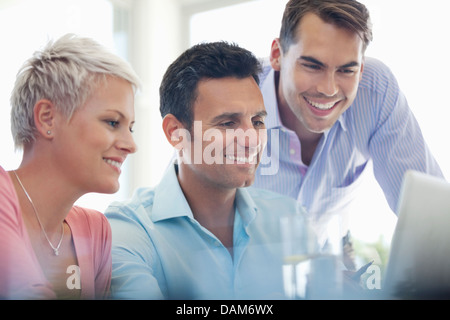 Geschäftsleute, die mit Laptop am Schreibtisch Stockfoto