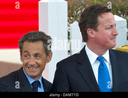 French President Nicolas Sarkozy (R) und der britische Premierminister David Cameron begrüßen einander vor dem G8-Gipfel in Deauville, Deutschland, 26. Mai 2011. Der G8-Gipfel findet zwischen dem 26. und 27. Mai 2011. Foto: PEER GRIMM Stockfoto