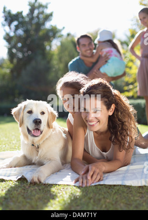 Mutter, Tochter und Hund Gras Verlegung Stockfoto