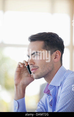 Geschäftsmann am Handy sprechen Stockfoto