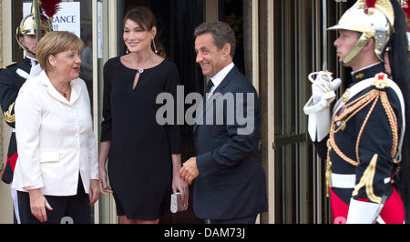 Der französischen Präsident Nicolas Sarkozy Und Seine Frau Carla Bruni-Sarkozy (M) Begrüßen Bundeskanzlerin Angela Merkel (CDU) bin Donnerstag (26.05.2011) in Deauville. In Dem bin Beschäftigte Seebad Ärmelkanal Semesters am 26. Und 27. Mai der Diesjährige G8-wurde Statt. Foto: Peer Grimm dpa Stockfoto