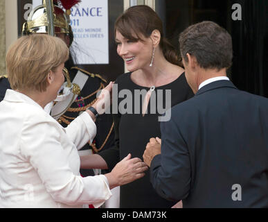 Der französischen Präsident Nicolas Sarkozy Und Seine Frau Carla Bruni-Sarkozy (M) Begrüßen Bundeskanzlerin Angela Merkel (CDU) bin Donnerstag (26.05.2011) in Deauville. In Dem bin Beschäftigte Seebad Ärmelkanal Semesters am 26. Und 27. Mai der Diesjährige G8-wurde Statt. Foto: Peer Grimm dpa Stockfoto