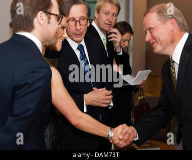 Kronprinzessin Victoria von Schweden (2.v.l.) Und Prinz Daniel (l) Begrüssen bin Donnerstag (26.05.2011) in der Residenz des Schwedischen Botschafters in Berlin Den Vorstandsvorsitzenden des Energieunternehmens Vattenfall Europe, den Finnen Tuomo Hatakka, sind der Schwedische Botschafter in Berlin, Staffan Carlsson (3.v.l.), Neben Ihnen Steht. Das Schwedische Prinzenpaar ist noch Stockfoto