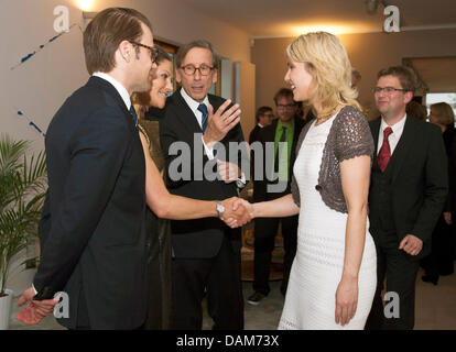 Kronprinzessin Victoria von Schweden (2.v.l.) Und Prinz Daniel (l) Begrüssen bin Donnerstag (26.05.2011) in Berlin in der Residenz des Schwedischen Botschafters sterben Stellvertretende SPD-Vorsitzende Manuela Schwesig (2.v.r.) Und Ihren Mann Stefan Schwesig (r), sind der Schwedische Botschafter in Berlin, Staffan Carlsson (M) Zwischen Ihnen Steht. Das Schwedische Prinzenpaar ist keine Stockfoto