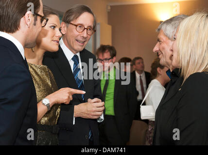 Kronprinzessin Victoria von Schweden (2.v.l.) Und Prinz Daniel (l) Unterhalten Sich bin Donnerstag (26.05.2011) in Berlin in der Residenz des Schwedischen Botschafters Mit Dem Leiter der Stasiunterlagenbehörde Roland Jahn (2.v.r.) Und Seiner Lebensgefährtin Annett Volkland, sind der Schwedische Botschafter in Berlin, Staffan Carlsson (M), Zwischen Ihnen Steht. Das Schwedische Pri Stockfoto