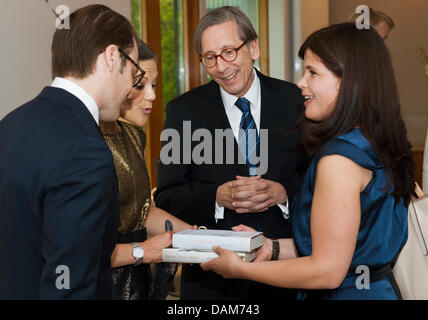 Kronprinzessin Victoria von Schweden (2.v.l.) Und Prinz Daniel (l) Erhalten bin Donnerstag (26.05.2011) in Berlin in der Residenz des Schwedischen Botschafters von der Schriftstellerin Julia Franck (r) Ihren Roman "Die Mittagsfrau" Im Original Und sterben Stressabbau Strahler "Hjaertats Blinda Flaeckar" als meistverkauftes, sind der Schwedische Botschafter in Berlin, Staffan Carlsson, Zw Stockfoto