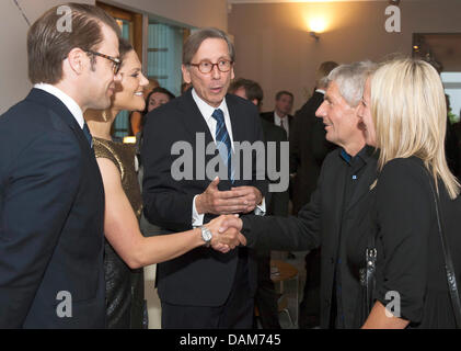 Kronprinzessin Victoria von Schweden (2.v.l.) Und Prinz Daniel (l) Unterhalten Sich bin Donnerstag (26.05.2011) in Berlin in der Residenz des Schwedischen Botschafters Mit Dem Leiter der Stasiunterlagenbehörde Roland Jahn (2.v.r.) Und Seiner Lebensgefährtin Annett Volkland, sind der Schwedische Botschafter in Berlin, Staffan Carlsson (M), Zwischen Ihnen Steht. Das Schwedische Pri Stockfoto