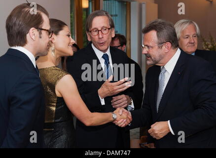 Kronprinzessin Victoria von Schweden (2.v.l.) Und Prinz Daniel (l) Begrüssen bin Donnerstag (26.05.2011) in Berlin in der Residenz des Schwedischen Botschaftersin Berlin, Den SPD-Bundestagsabgeordneten Franz Thönnes, sind der Schwedische Botschafter in Berlin, Staffan Carlsson (3.v.l.) Zwischen Ihnen Steht. Das Schwedische Prinzenpaar ist Noch Bis Zum 27. Mai 2011 Zu Besuch in De Stockfoto